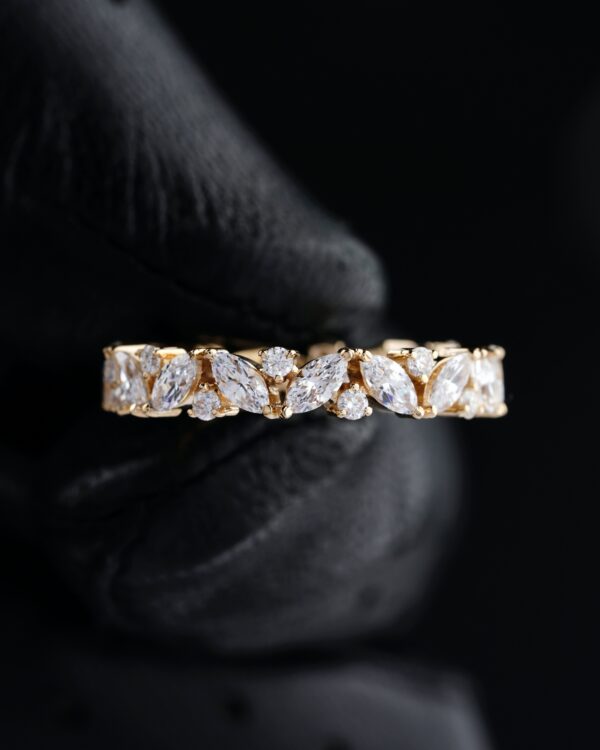 Aria vielsesring i guld med diamanter