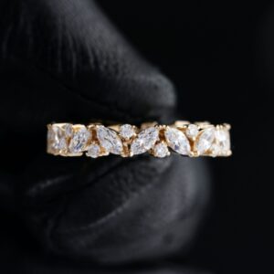 Aria vielsesring i guld med diamanter